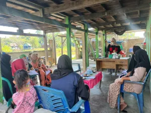 Mahasiswa KKN Tematik Inovasi Desa Universitas Hasanuddin memberikan edukasi pemanfaatan sekam padi menjadi briket ramah lingkungan kepada masyarakat Kelurahan Bontomate'ne, Kecamatan Segeri, Kabupaten Pangkep. (Foto: Dok.Pribadi).